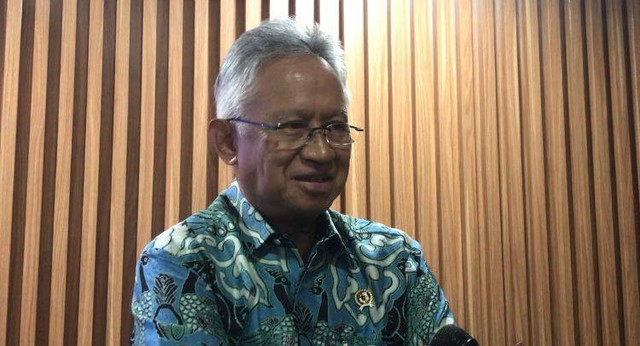 Menteri Pendidikan Tinggi, Sains, dan Teknologi (Mendikti Saintek) Prof. Satryo Soemantri Brodjonegoro menjawab pertanyaan wartawan di Kantor Kemendikti Saintek, Jakarta Pusat, Jumat (13/12). Foto: Alya Zahra/Kumparan