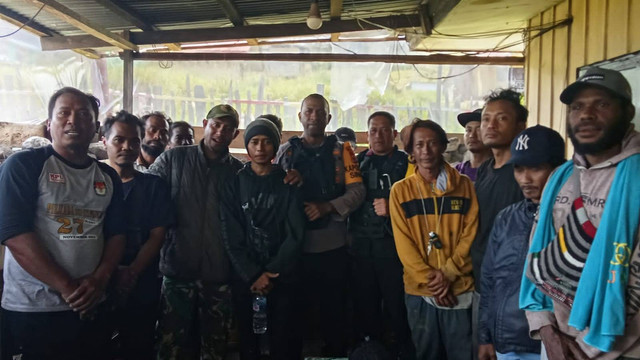 Anggota polisi foto bersama usai mediasi bersama anggota OPM di Papua. Foto: Dok. Istimewa