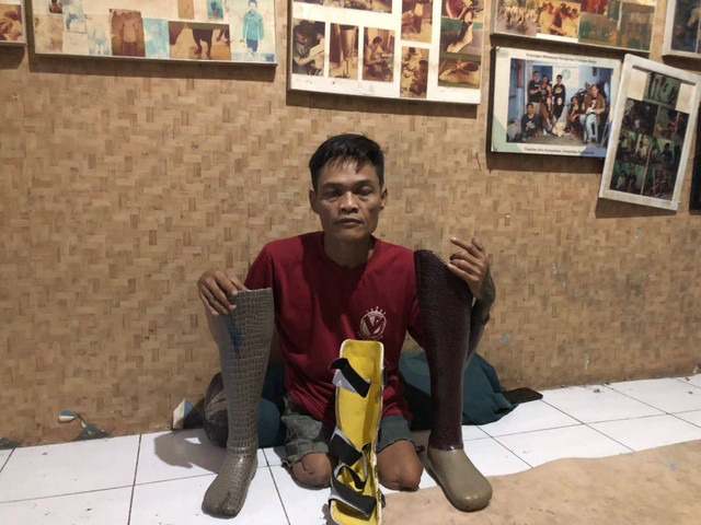 Indra Sumedi (50), penyintas difabel sekaligus salah satu penggagas 'bengkel' Yayasan Kreativitas Difabel Mandiri yang produksi kaki dan tangan prostetik di Kota Bandung. Foto: Robby Bouceu/kumparan