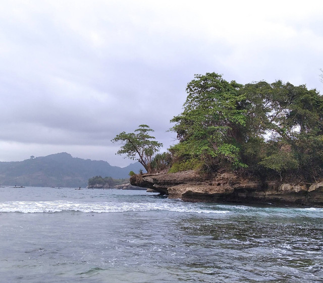 Pantai Tulungagung (Sumber: foto sendiri) 