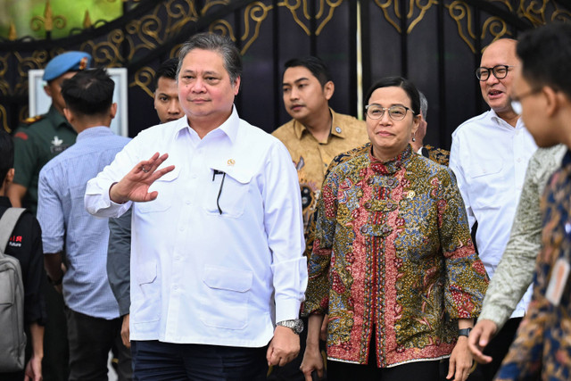 Menteri Koordinator Bidang Perekonomian Airlangga Hartarto (kiri) bersama Menteri Keuangan Sri Mulyani Indrawati berjalan usai rapat terbatas (ratas) bersama Presiden Prabowo Subianto di Kompleks Istana Kepresidenan, Jakarta, Jumat (13/12/2024). Foto: ANTARA FOTO/Aditya Pradana Putra