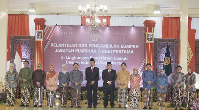 Gubernur DIY, Sultan HB X, melantik 6 pimpinan tinggi pratama Pemda DIY, Jumat (13/12). Foto: Dok. Pemda DIY