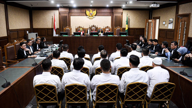 Sejumlah terdakwa kasus pungutan liar (pungli) Rutan KPK bersiap menjalani sidang pembacaan putusan oleh majelis hakim di Pengadilan Tipikor, Jakarta, Jumat (13/12/2024). Foto: ANTARA FOTO/Muhammad Adimaja