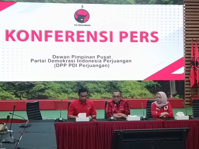 Konferensi pers PDIP terkait dugaan pelanggaran proses Pilkada di Papua Tengah, Jumat (13/12).  Foto: Zamachsyari/kumparan