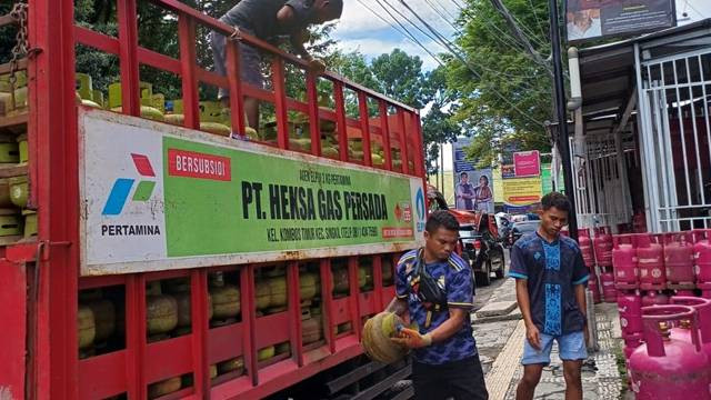 Penyaluran tabung LPG 3 Kg oleh agen Pertamina di sejumlah pangkalan gas. 