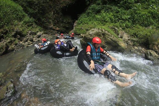 Wisata tubing Genting Kendal. Foto hanya ilustrasi, bukan tempat sebenarnya. Sumber: Pexels/Must Bee