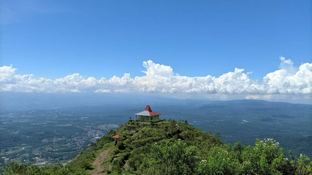 Foto Gunung Andong, gunung di Semarang. Sumber: Pixabay/labib27