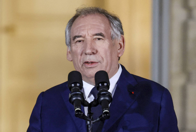 Perdana Menteri Prancis yang baru saja ditunjuk dan Presiden Partai Gerakan Demokratik (MoDem) Francois Bayrou berbicara dalam sebuah upacara serah terima jabatan di Hotel Matignon di Paris pada tanggal 13 Desember 2024.  Foto: ABDUL SABOOR/AFP