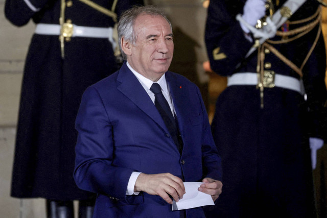 Perdana Menteri Prancis yang baru saja ditunjuk dan Presiden Partai Gerakan Demokratik (MoDem) Francois Bayrou menyaksikan upacara serah terima jabatan di Hotel Matignon di Paris pada 13 Desember 2024. Foto: ABDUL SABOOR/AFP