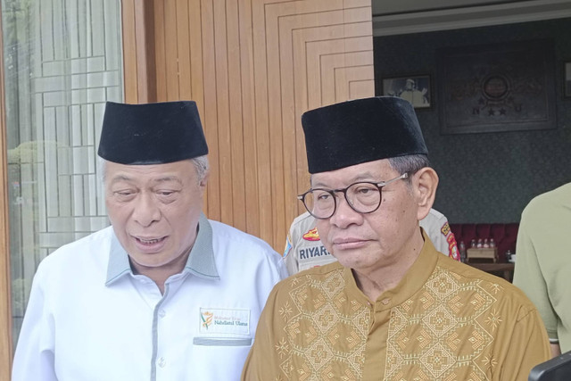 Calon gubernur nomor urut 3, Pramono Anung Wibowo bertemu dengan Rais Syuriyah Pengurus Wilayah Nahdlatul Ulama (PWNU) DKI Jakarta, KH Muhyidin Ishaq di kediaman pribadinya di Jl. H. Nawi II, Gandaria Selatan, Sabtu (14/12/2024). Foto: Zamachsyari/kumparan