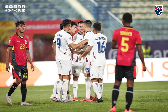 Timnas Thailand saat lawan Timor Leste dalam laga matchday pertama Grup A Piala AFF 2024 di Hang Day Stadium, Hanoi, Minggu (8/12). Foto: Changsuek (FA Thailand)