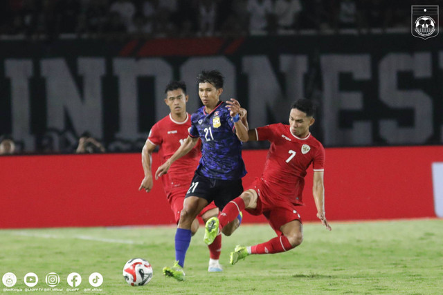 Aksi Pratama Arhan (kiri) dan Marselino Ferdinan (kanan) saat laga Timnas Indonesia vs Laos pada pertandingan Grup B Piala AFF 2024 di Stadion Manahan, Solo, Jawa Tengah, Kamis (12/12/2024). Foto: Lao Football Federation