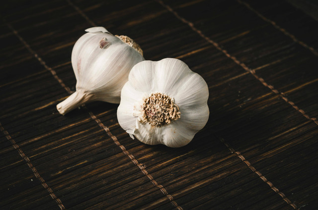 Cara fermentasi madu dan bawang putih, Pexels/Isabella Mendes