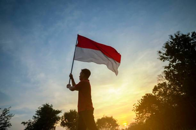 Ilustrasi Mengibarkan Bendera Merah Putih (Sumber: https://pixabay.com/users/pexels-2286921/) 