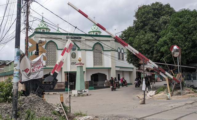 Pemasangan Palang pintu kereta api di Kampung Baru Unila. | Foto: Eva Nurdiah/Lampung Geh