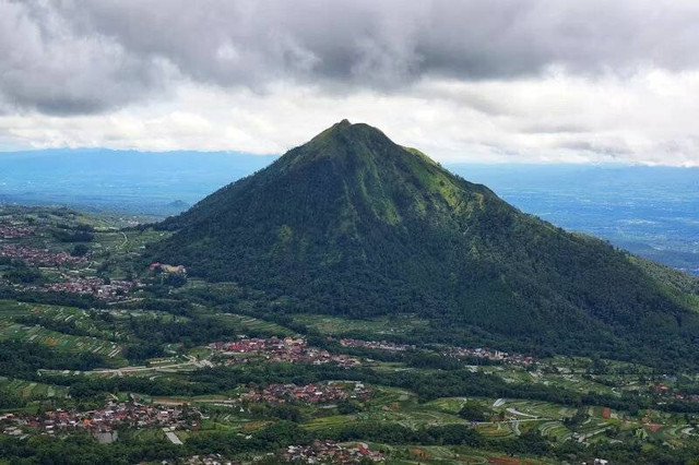 Gunung Kendil Semarang. Foto hanya ilustrasi, bukan tempat yang sebenarnya. Sumber: Unsplash/Inisial M.05