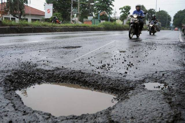 Ilustrasi jalan berlubang. Foto: ANTARA FOTO/Harviyan Perdana Putra