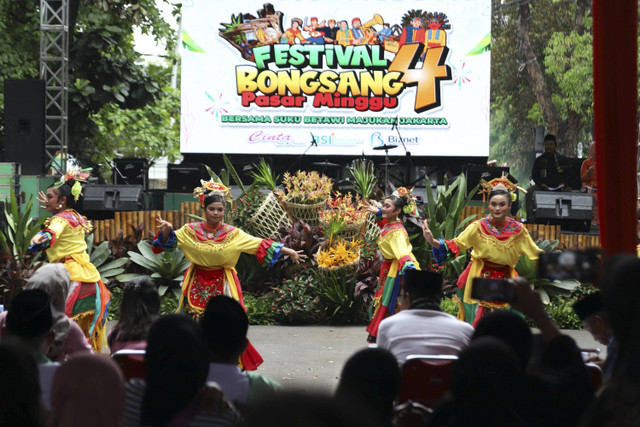 Sejumlah warga menyaksikan penampilan tari saat Festival Bongsang di Jati Padang, Pasar Minggu, Jakarta, Sabtu (14/12/2024). Foto: Iqbal Firdaus/kumparan