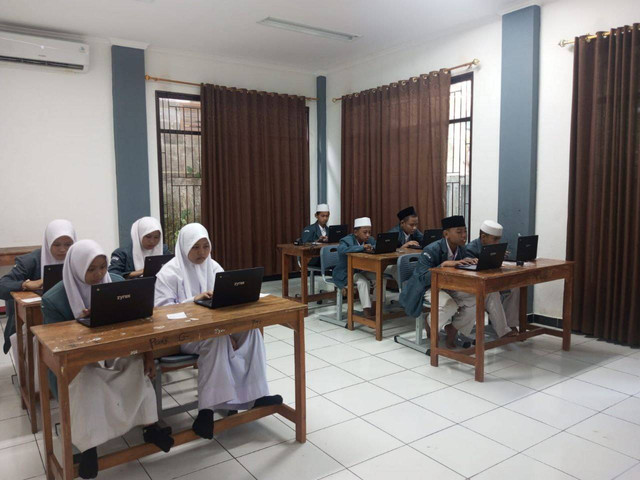 (poto by me) sebagai pengawas ujisn di SMP ISLAM TERPADU AL QOSIMIYYAH