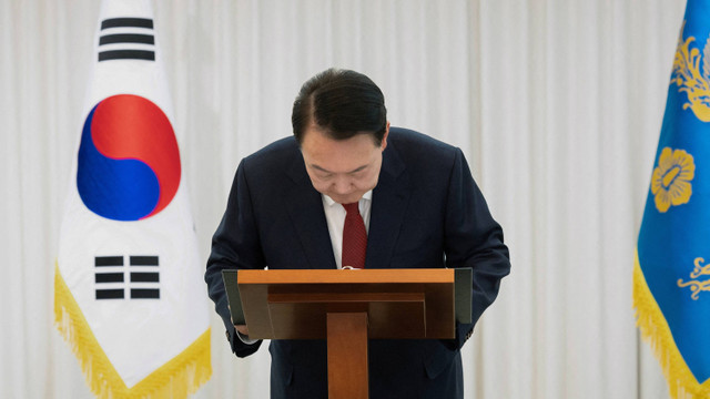 Presiden Korea Selatan Yoon Suk Yeol menyampaikan pidato nasional di kediaman resminya di Seoul, Korea Selatan, 14 Desember 2024.  Foto: Kantor Kepresidenan/Handout melalui REUTERS