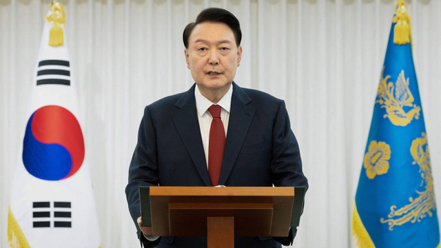 Presiden Korea Selatan Yoon Suk Yeol menyampaikan pidato nasional di kediaman resminya di Seoul, Korea Selatan, 14 Desember 2024. Foto: Kantor Kepresidenan/Handout melalui REUTERS