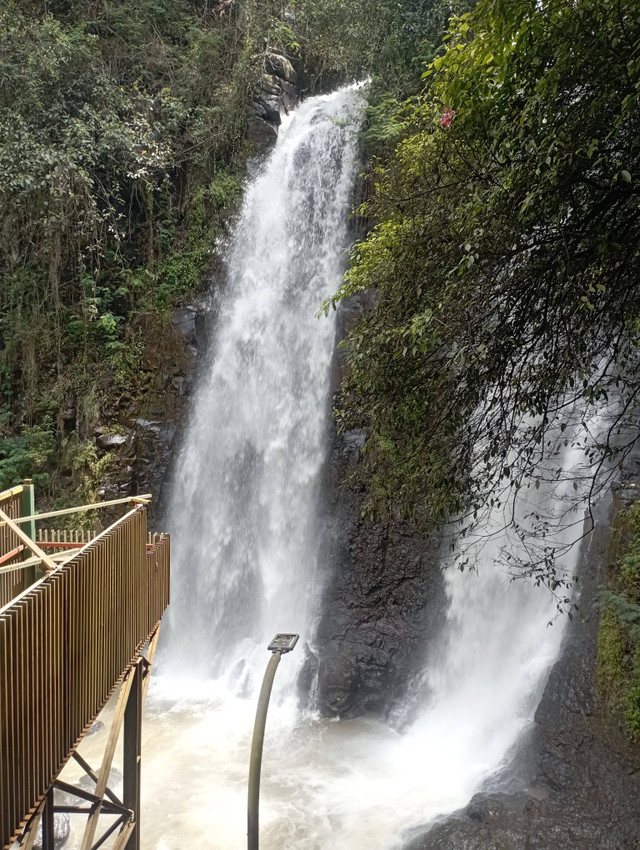 Gambar: Keindahan Curug Cinulang (Sumber: Dokumentasi Pribadi).