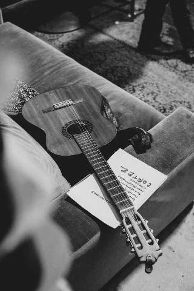 Foto oleh James Collington: https://www.pexels.com/id-id/foto/gitar-akustik-hitam-putih-di-sofa-29755432/