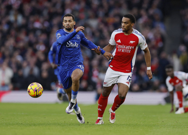 Iliman Ndiaye dari Everton beraksi dengan Jurrien Timber dari Arsenal di Stadion Emirates, London, Inggris - 14 Desember 2024. Foto: Reuters/Andrew Couldridge