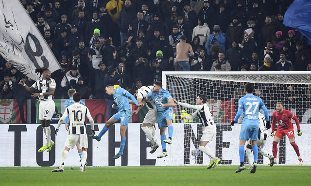 Jay Idzes bikin gol ke gawang Juventus. Foto: Massimo Pinca/REUTERS