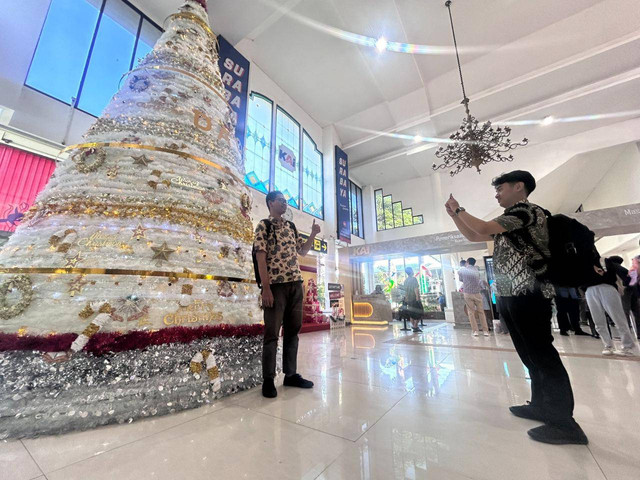 Pohon Natal setinggi 6 meter hiasi Stasiun Surabaya Gubeng. Foto: Humas KAI Daop  8 Surabaya