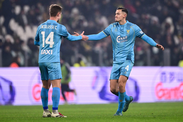 Selebrasi pemain Venezia Jay Idzes usai mencetak gol ke gawang Juventus pada pertandingan Liga Italia di Allianz Stadium, Turin, Italia Sabtu (14/12/2024). Foto: Marco BERTORELLO / AFP