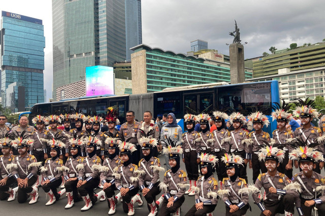 Polisi Cilik (Pocil) dari Polres Metro Jakarta Barat menampilkan formasi baris berbaris di Acara Retrospeksi untuk korban kecelakaan lalu lintas di Pos Polisi Bundaran HI, Jakarta Pusat, Minggu (15/12/2024). Foto: Alya Zahra/Kumparan