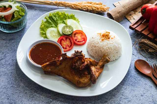 ayam goreng enak di Semarang.  Foto hanya ilustrasi, bukan tempat sebenarnya. Sumber: Unsplash/r eris