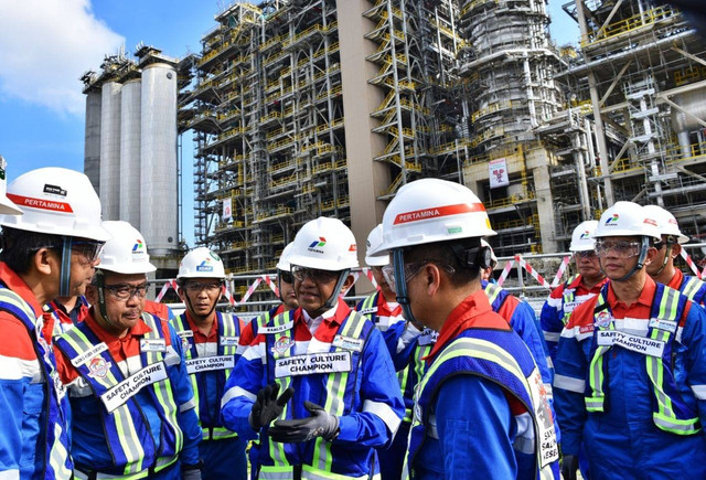 Menteri ESDM Bahlil Lahadalia saat melakukan pengecekan langsung ke Refinery Unit (RU) V Balikpapan di Kalimantan Timur pada Sabtu (14/12/2024). Foto: Kementerian ESDM