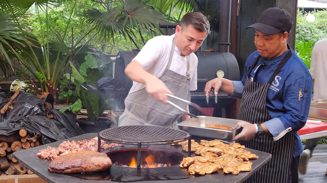 Victor Taborda, Executive Chef Sudestada Jakarta memanggang aneka daging bbq ala Argentina 'Asado' di restoran Sudestada, Jakarta (12/12/2024). Foto: Azalia Amadea/Kumparan