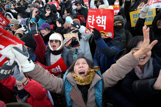 Suka cita warga Korea Selatan setelah pemakzulan Presiden Presiden Yoon Suk Yeol di depan Majelis Nasional di Seoul, Korea Selatan, Sabtu (14/12/2024). Foto: Kim Hong-Ji/REUTERS