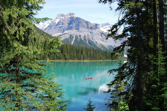 Biaya liburan ke Kanada. Foto Emerald Lake di Kanada. Sumber: Unsplash/Bruno Soares