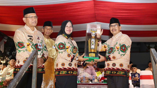 Pj Bupati Mempawah saat menerima piala juara umum MTQ ke-XXXII di Landak. Foto: Muhammad Zain/Hi!Pontianak