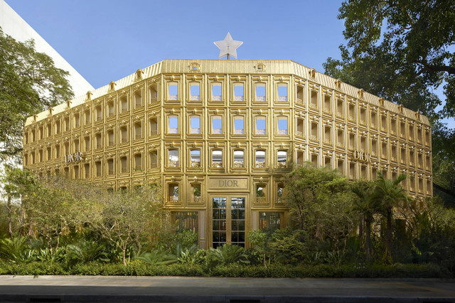 Rumah mode asal Prancis, Christian Dior, membuka gerai bertema Gold House di Bangkok, Thailand. Foto: Dior