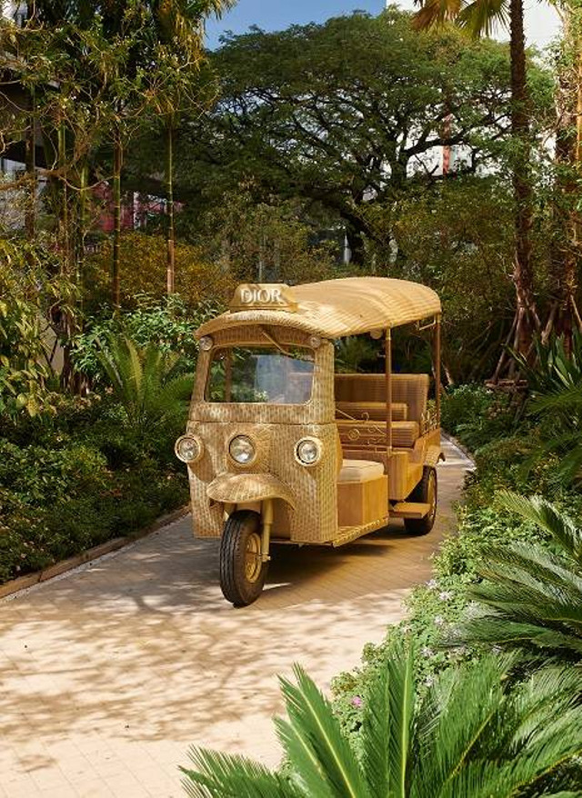 Instalasi Tuk-Tuk di Dior Gold House di Bangkok, Thailand. Foto: Dior