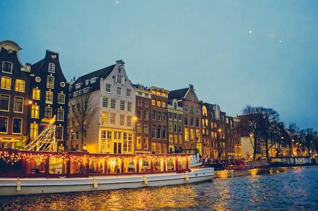 Biaya liburan ke Amsterdam, Foto adalah kota Amsterdam. Sumber foto: Unsplash/Sávio Félix