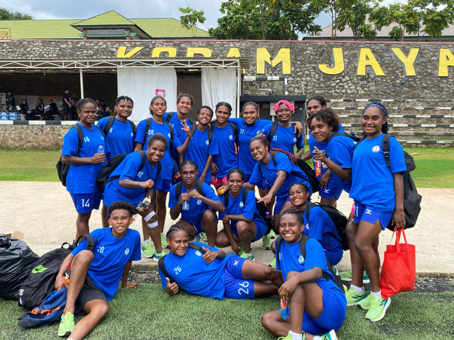 Tim Papua Pegunungan usai melakoni matchday ketiga Piala Pertiwi Senior 2024 di Lapangan Kingkong Soccer Arena, Cijantung, Jakarta Timur, pada Minggu (15/12). Foto: Antika Fahira/kumparan