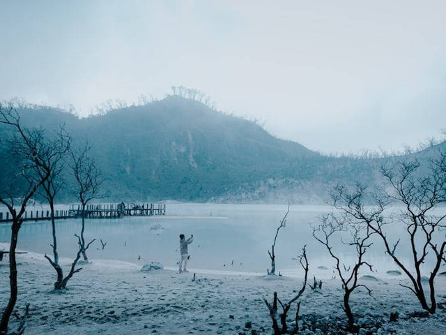 Tempat wisata Ciwidey rating tertinggi. Foto Kawah Putih Ciwidey. Sumber: Unsplash/Panji Adhi