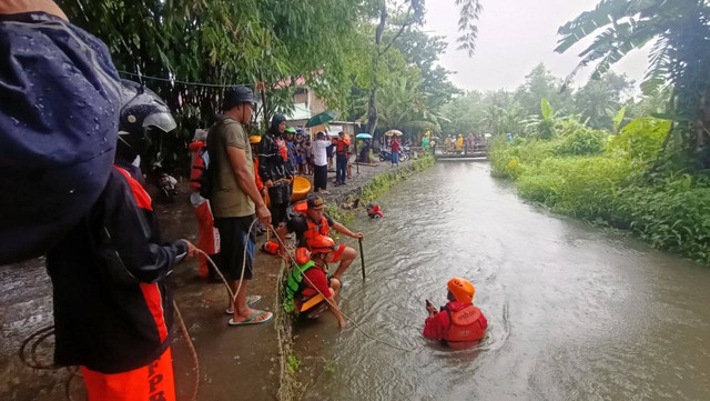 Balita di Bantul Hanyut di Sungai Mbelik Terekam CCTV, Pencarian Masih Dilakukan