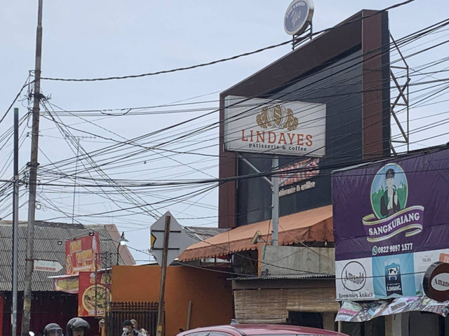 Toko roti di Cakung, Jakarta Timur yang salah satu karyawannya dianiaya oleh anak pemilik toko. Foto: Luthfi Humam/kumparan