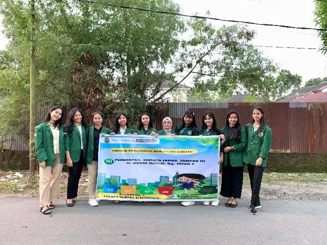 Foto mahasiswi Universitas Sumatera Utara melakukan survei lokasi kegiatan di Jl Abdul Hakim, Gg Susuk V, Medan Selayang 