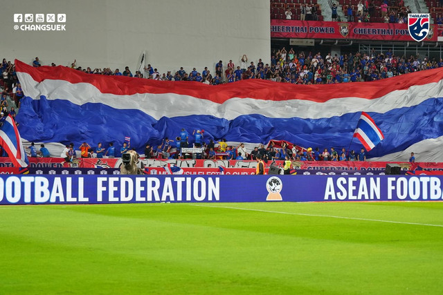 Suporter Thailand saat lawan Malaysia dalam laga lanjutan Grup A Piala AFF 2024 di Stadion Rajamangala, Bangkok, pada Sabtu (14/12). Foto: Facebook Changsuek