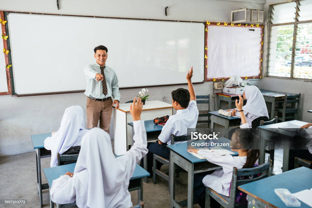 Sumber Foto : https://www.istockphoto.com/photo/primary-school-and-pupils-in-classroom-elementary-students-doing-exam-and-being-gm1957203772-557583093?utm_source=pixabay&utm_medium=affiliate&utm_campaign=SRP_image_sponsored&utm_content=https%3A%2F%2Fpixabay.com%2Fid%2Fimages%2Fsearch%2Fgambar%2520siswa%2520sekolah%2520remaja%2F&utm_term=gambar+siswa+sekolah+remaja