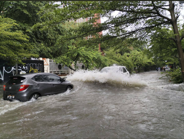 Macet parah di Kota Makassar imbas banjir, Minggu (15/12/2024). Foto: kumparan