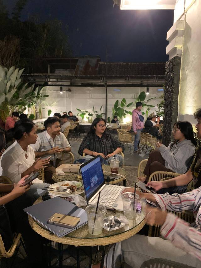 Ilustrasi "Hustle Culture" rapat kerja hingga larut malam. Sumber: Dokumen pribadi penulis (26 September 2024)